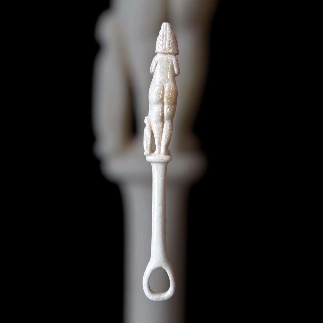 Römischer Spinnrocken/Fingerkunkel mit Venus-Verzierung, 3. Jahrhundert, nach einem Fund im Museum der WMU Münster, ca 19cm, Knochen