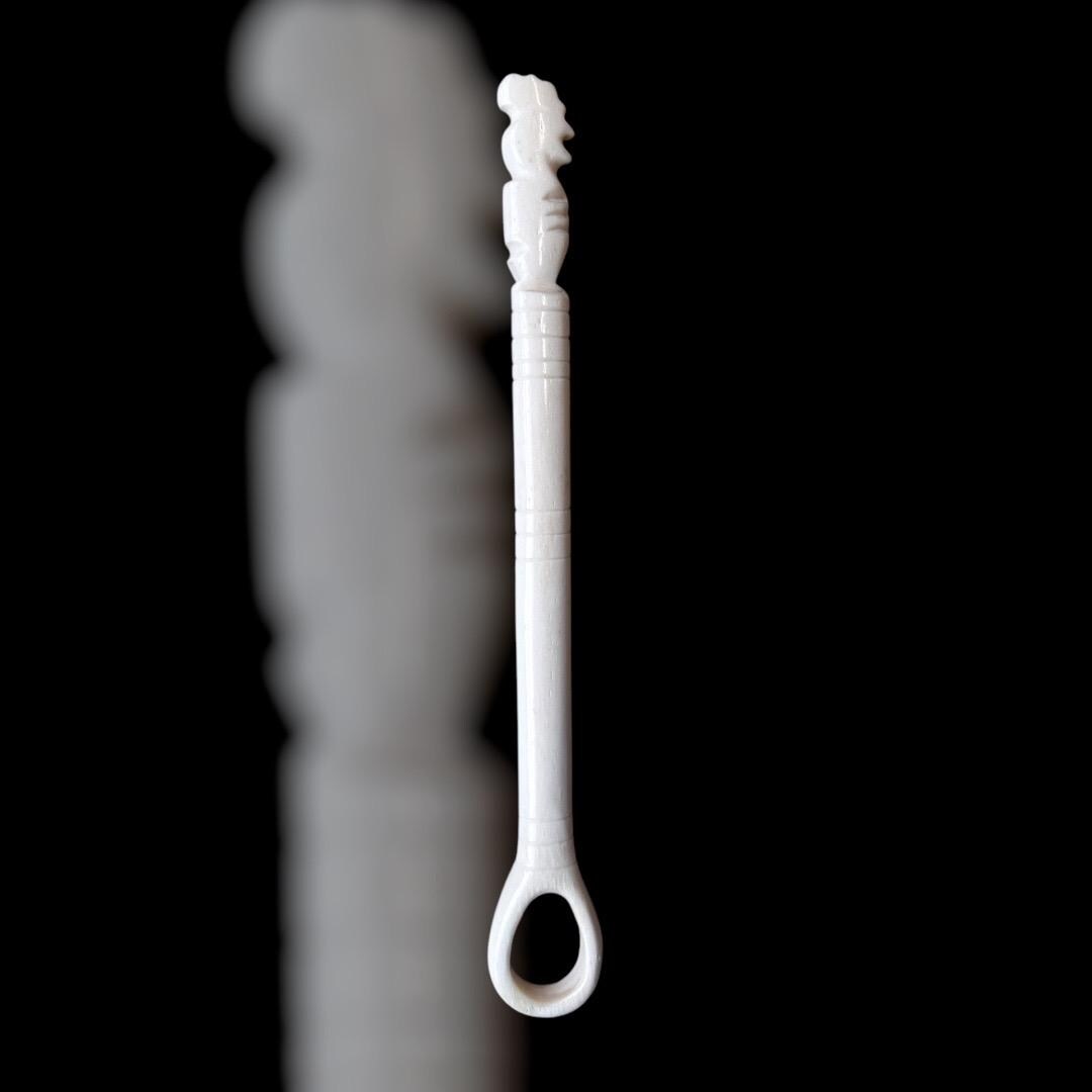 Römischer Spinnrocken/Fingerkunkel, mit Hahnen-Verzierung, 3. Jahrhundert, nach einem Fund im Museum der WMU Münster, ca. 19cm