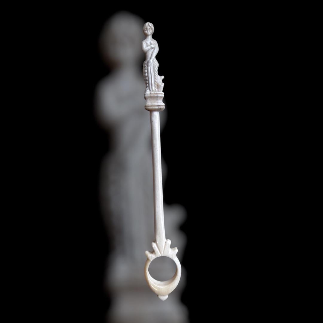 Römischer Spinnrocken/Fingerkunkel mit Venus-Verzierung, 1.-3. Jahrhundert, nach einem Fund aus dem Kunsthandel, polierter Knochen, ca. 19cm
