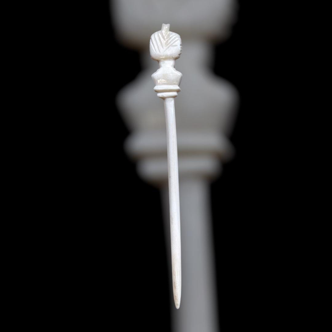 Römische Haarnadel mit weiblicher Büste, 2. Jahrhundert, nach einem Fund aus Xanten, polierter Knochen, ca. 13cm