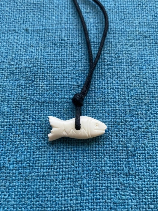 Roman fish-shaped pendant, 1st century, polished bone, after a find from Naples, approx. 3 cm