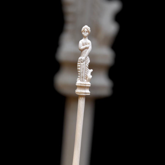 Römischer Spinnrocken/Fingerkunkel mit Venus-Verzierung, 1.-3. Jahrhundert, nach einem Fund aus dem Kunsthandel, polierter Knochen, ca. 19cm