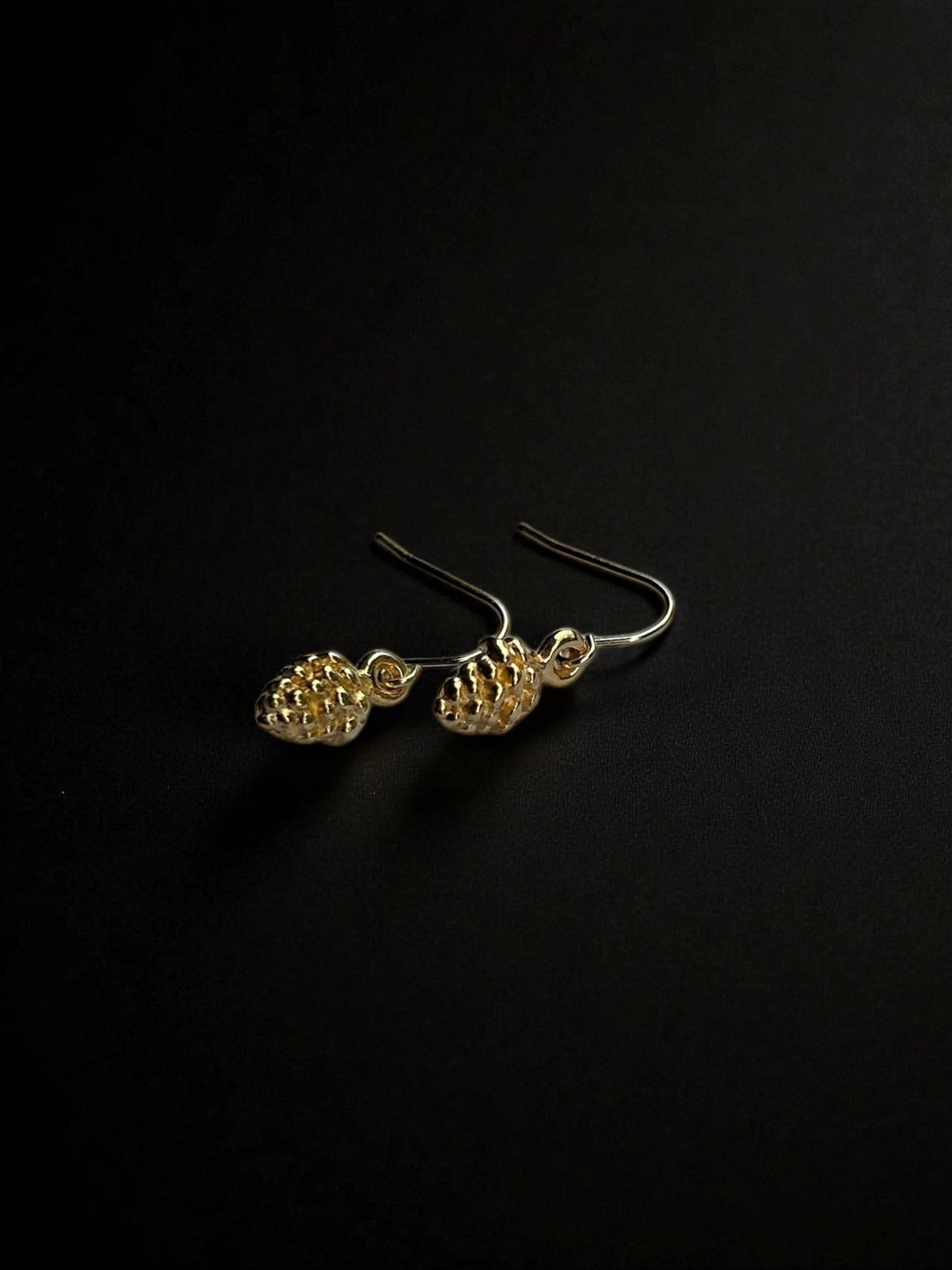 Pinienzapfen-Ohrhänger, hellenistisch-römisch, vergoldetes Messing (Anhänger) und vergoldeter Antiallergener Edelstahl (Haken)