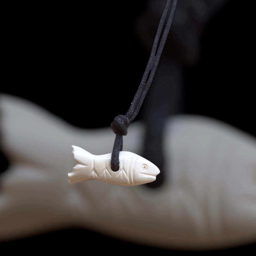 Römischer Kettenanhänger in Form eines Fisches, 1. Jahrhundert, polierter Knochen, nach einem Fund aus Neapel, ca. 3cm