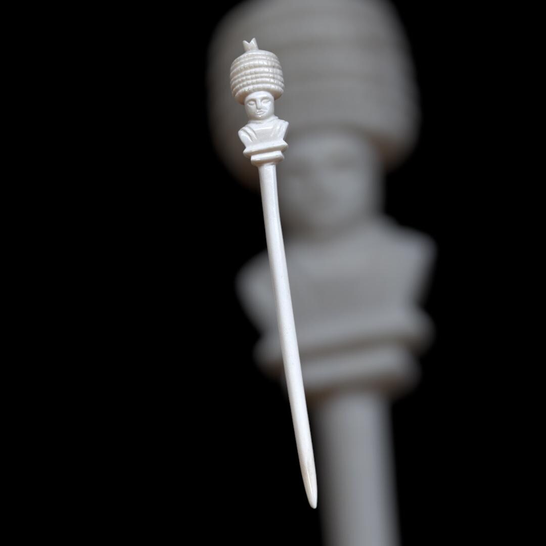 Römische Haarnadel mit weiblicher Büste, 2. Jahrhundert, nach einem Fund aus Xanten, polierter Knochen, ca. 13cm