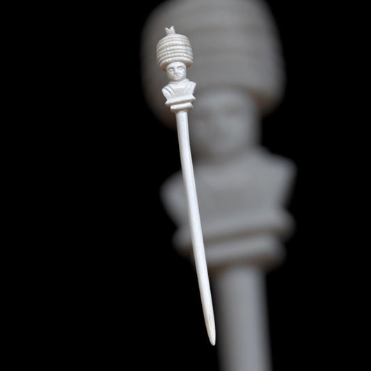 Römische Haarnadel mit weiblicher Büste, 2. Jahrhundert, nach einem Fund aus Xanten, polierter Knochen, ca. 13cm