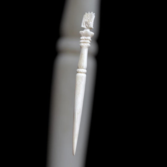 Römische Haarnadel mit weiblicher Büste, 1.-2. Jahrhundert, nach einem Fund aus Carnuntum, polierter Knochen, 13 cm