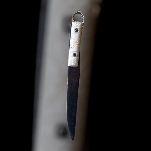 Römisches Messer mit Knochengriff, 1. bis 3. Jahrhundert, nach einem Fund aus Wederath (Belginum), Stahl und Knochen, 15cm