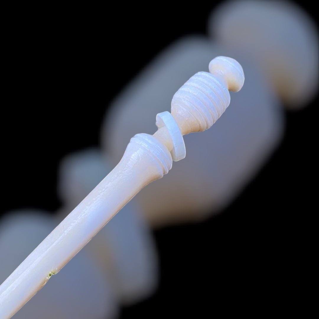 Römische Haarnadel mit beweglichem Ring aus Knochen (1.-2. Jahrhundert, gedrechselt)