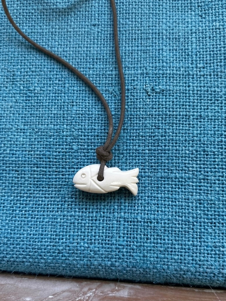 Roman fish-shaped pendant, 1st century, polished bone, after a find from Naples, approx. 3 cm