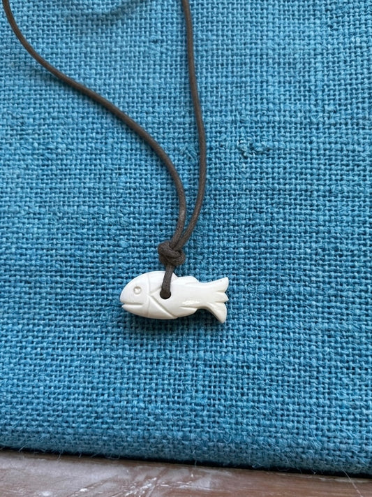 Roman fish-shaped pendant, 1st century, polished bone, after a find from Naples, approx. 3 cm
