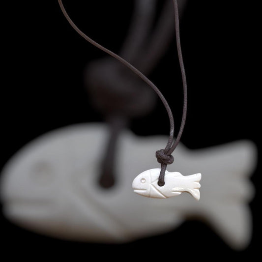 Römischer Kettenanhänger in Form eines Fisches, 1. Jahrhundert, polierter Knochen, nach einem Fund aus Neapel, ca. 3cm