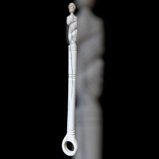 Römischer Spinnrocken/Fingerkunkel mit weiblicher Figur, 1.-2. Jahrhundert, nach einem Fund im Museum der WMU Münster, Knochen
