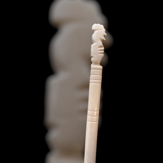 Römischer Spinnrocken/Fingerkunkel, mit Hahnen-Verzierung, 3. Jahrhundert, nach einem Fund im Museum der WMU Münster, ca. 19cm