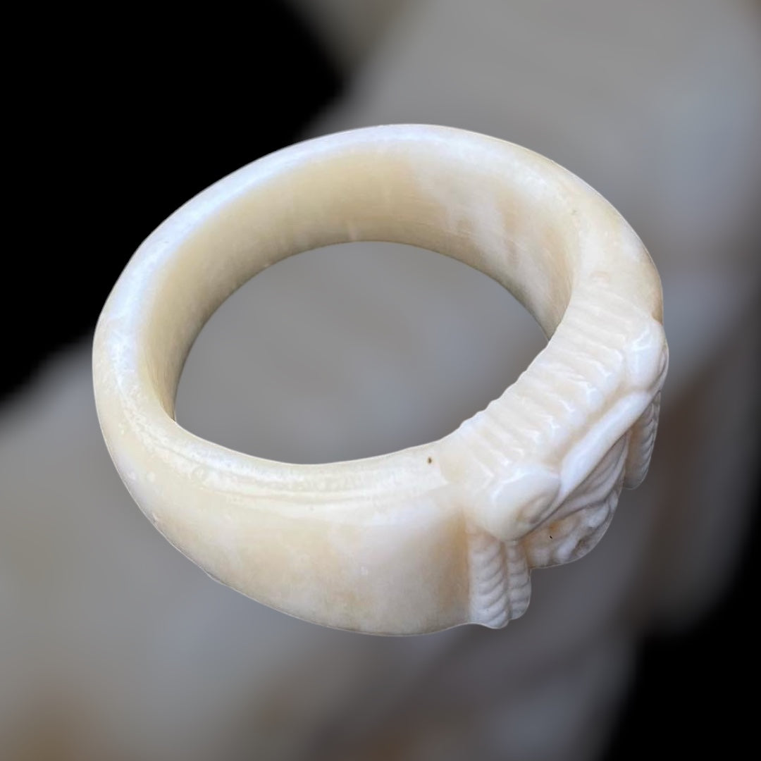 Römischer Ring mit Theatermaske aus Knochen (1. Jahrhundert, handgeschnitzt)
