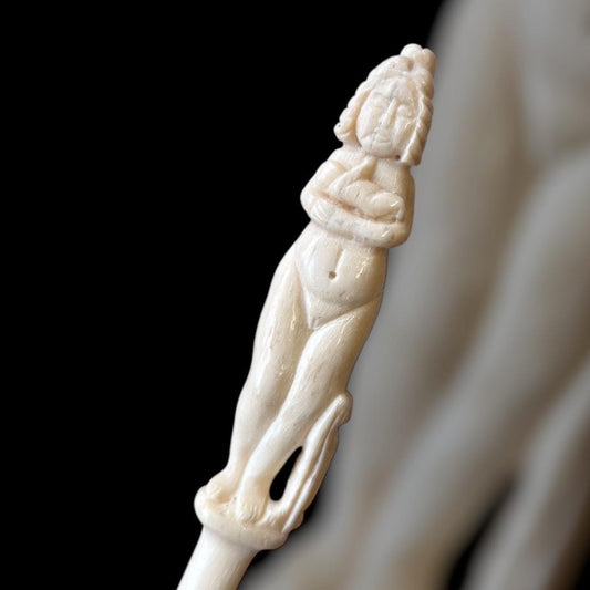 Römischer Spinnrocken/Fingerkunkel mit Venus-Verzierung, 3. Jahrhundert, nach einem Fund im Museum der WMU Münster, ca 19cm, Knochen