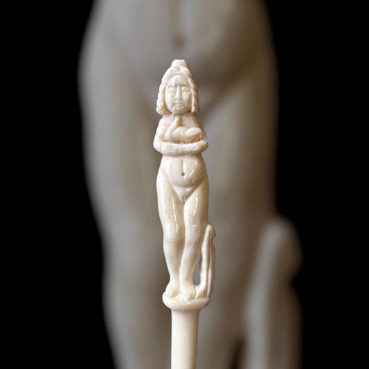Römischer Spinnrocken/Fingerkunkel mit Venus-Verzierung, 3. Jahrhundert, nach einem Fund im Museum der WMU Münster, ca 19cm, Knochen