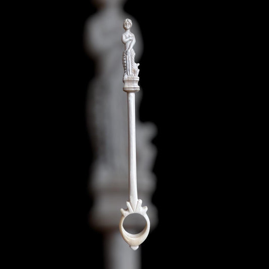 Römischer Spinnrocken/Fingerkunkel mit Venus-Verzierung, 1.-3. Jahrhundert, nach einem Fund aus dem Kunsthandel, polierter Knochen, ca. 19cm