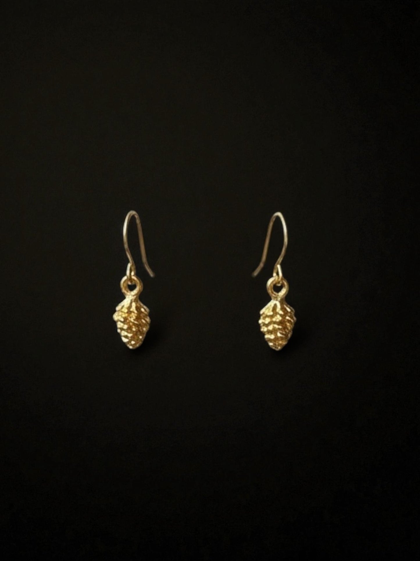 Pinienzapfen-Ohrhänger, hellenistisch-römisch, vergoldetes Messing (Anhänger) und vergoldeter Antiallergener Edelstahl (Haken)