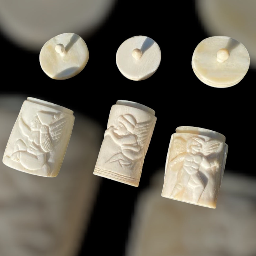 Römisches Pyxiden-Set aus Knochen mit Amor-Darstellung (Pompeji, 1. Jahrhundert)