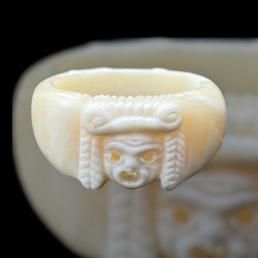 Römischer Ring mit Theatermaske aus Knochen (1. Jahrhundert, handgeschnitzt)