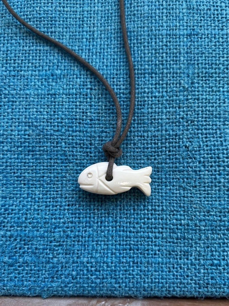 Roman fish-shaped pendant, 1st century, polished bone, after a find from Naples, approx. 3 cm