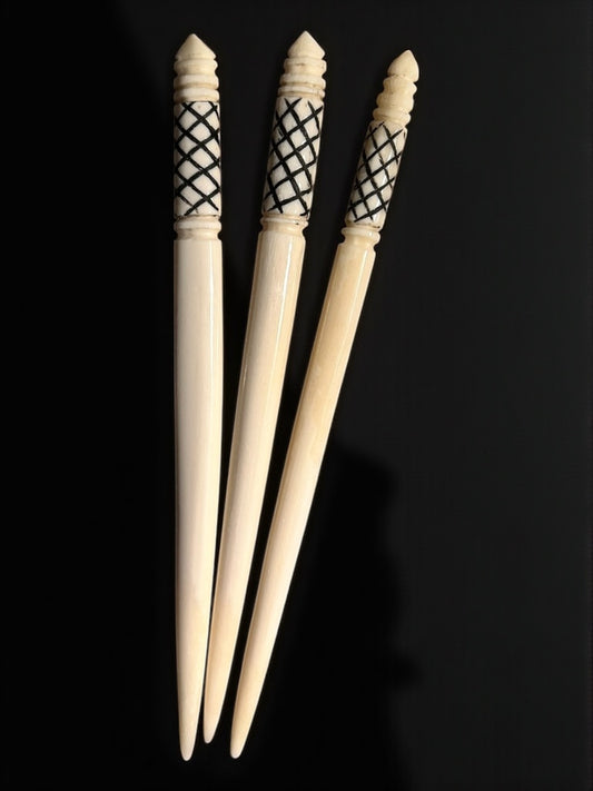 Römische verzierte Haarnadel , 2. Jahrhundert, nach einem Fund aus Xanten, polierter Knochen, ca. 13,5 cm, schwarze Rillen