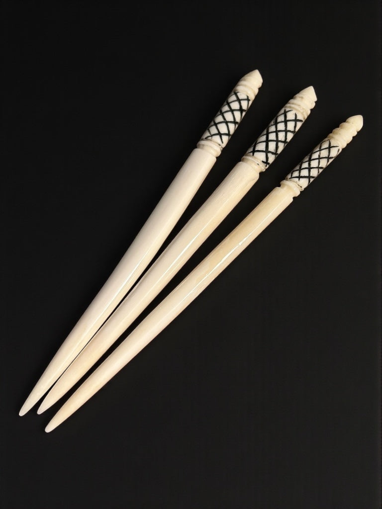 Römische verzierte Haarnadel , 2. Jahrhundert, nach einem Fund aus Xanten, polierter Knochen, ca. 13,5 cm, schwarze Rillen