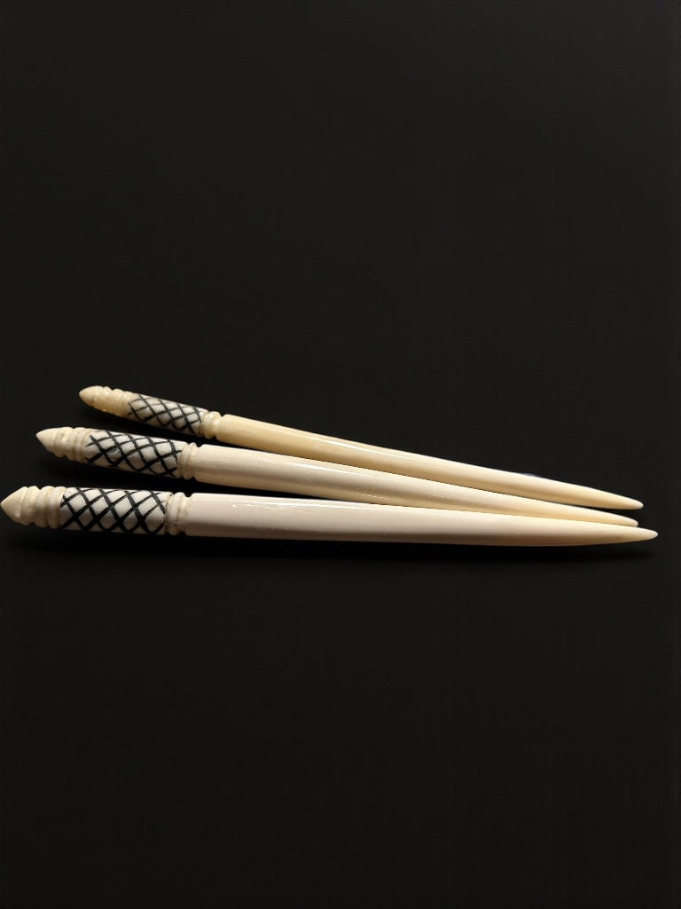 Römische verzierte Haarnadel , 2. Jahrhundert, nach einem Fund aus Xanten, polierter Knochen, ca. 13,5 cm, schwarze Rillen