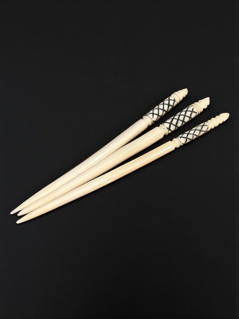 Römische verzierte Haarnadel , 2. Jahrhundert, nach einem Fund aus Xanten, polierter Knochen, ca. 13,5 cm, schwarze Rillen