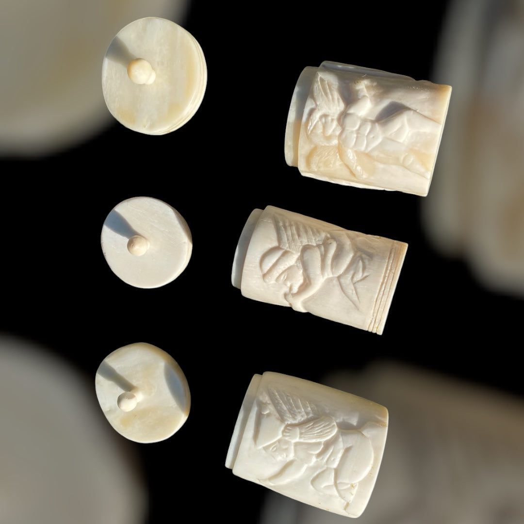 Römisches Pyxiden-Set aus Knochen mit Amor-Darstellung (Pompeji, 1. Jahrhundert)