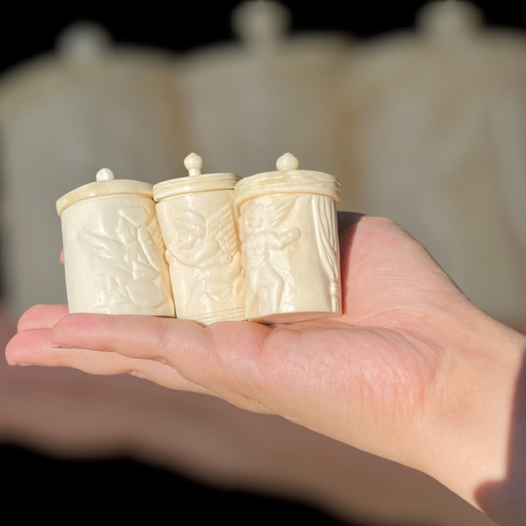 Römisches Pyxiden-Set aus Knochen mit Amor-Darstellung (Pompeji, 1. Jahrhundert)