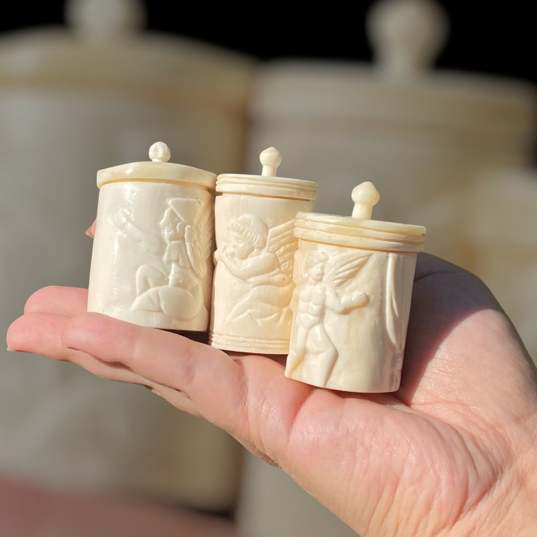 Römisches Pyxiden-Set aus Knochen mit Amor-Darstellung (Pompeji, 1. Jahrhundert)