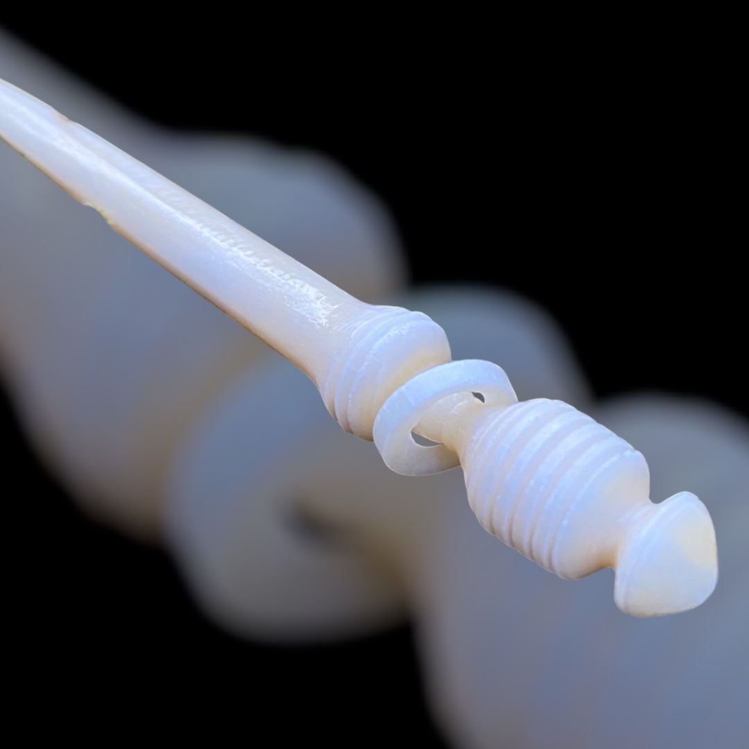 Römische Haarnadel mit beweglichem Ring aus Knochen (1.-2. Jahrhundert, gedrechselt)
