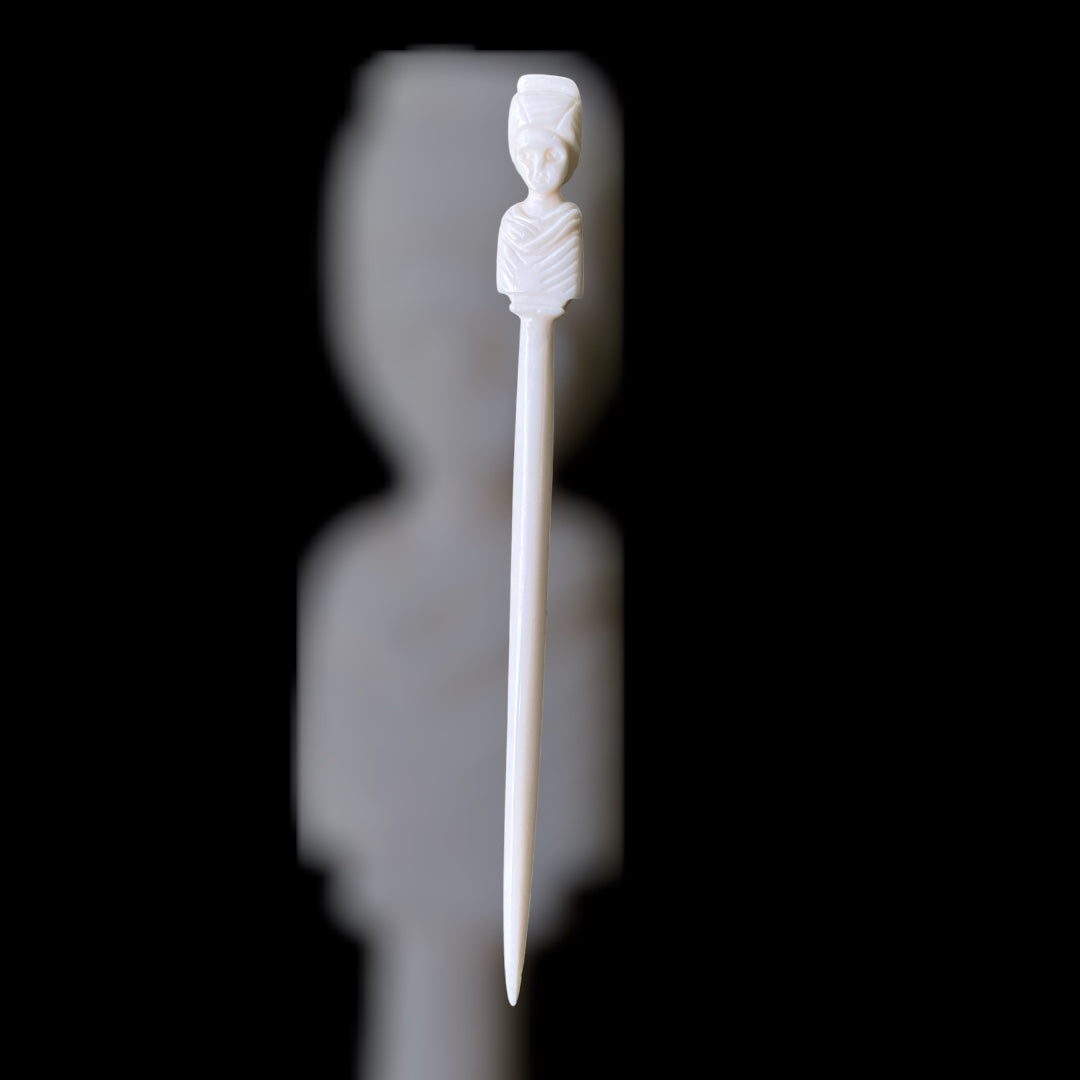 Römische Haarnadel mit weiblicher Büste aus Knochen - 2.-3. Jahrhundert, ca. 15 cm