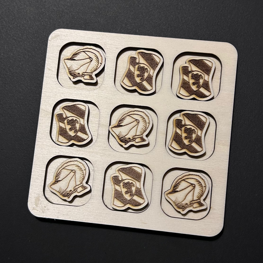 Handgefertiges Tic-Tac-Toe Brettspiel aus schadstofffreiem Pappelsperrholz, Thema ''Mittelalter'', perfektes Kinderspielzeug, !4x14 cm , Lasergravur