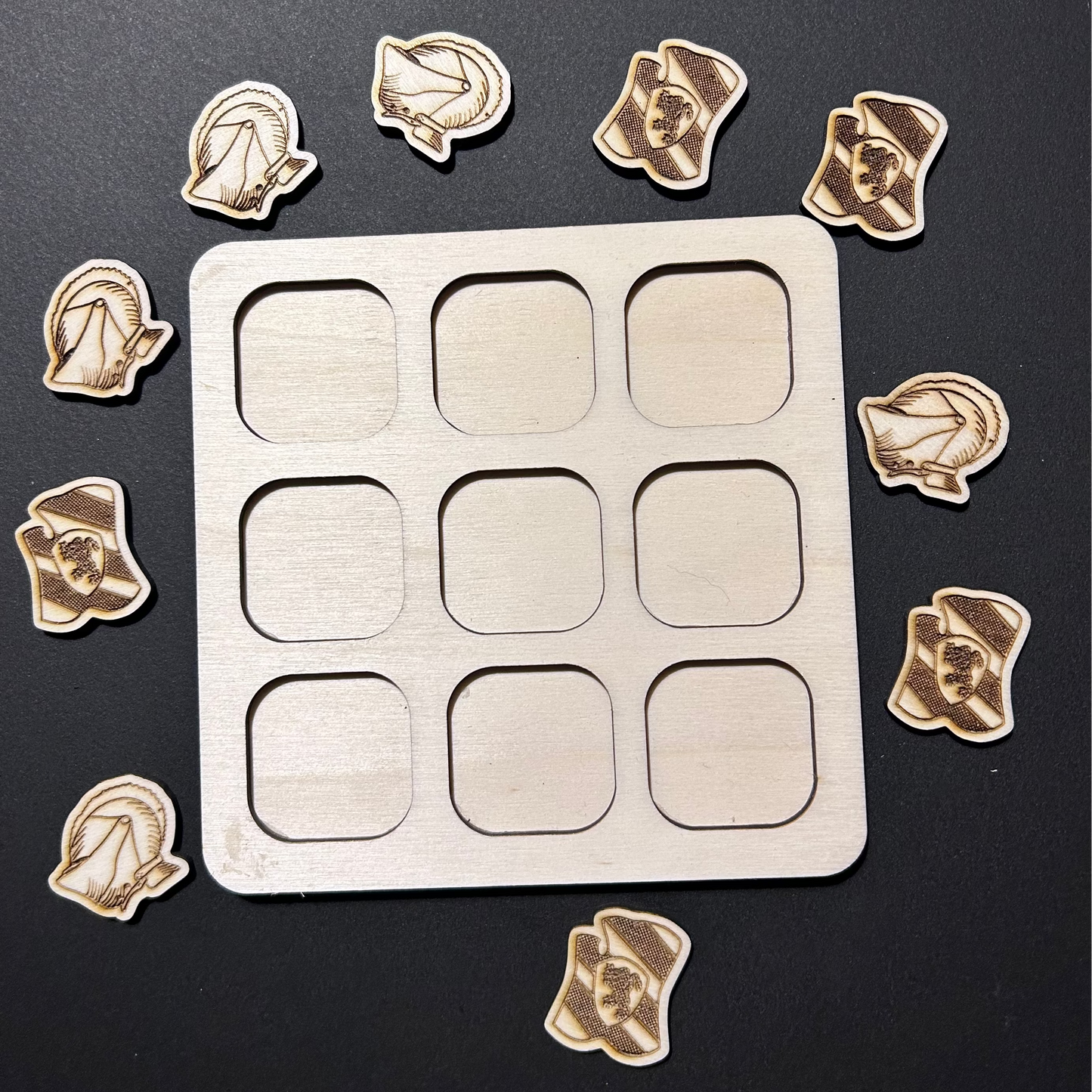 Handgefertiges Tic-Tac-Toe Brettspiel aus schadstofffreiem Pappelsperrholz, Thema ''Mittelalter'', perfektes Kinderspielzeug, !4x14 cm , Lasergravur
