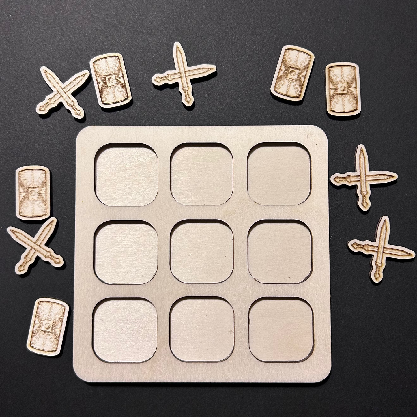 Handgefertiges Tic-Tac-Toe Brettspiel aus schadstofffreiem Pappelsperrholz, Thema ''Römer'', perfektes Kinderspielzeug, !4x14 cm , Lasergravur
