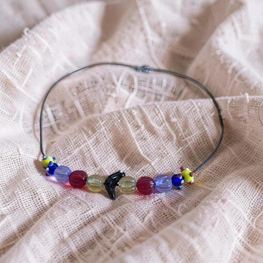 Handgefertigte Glasperlen Kette im Eisenzeit Stil – Lederband schwarz – Vogel Anhänger – 50 cm