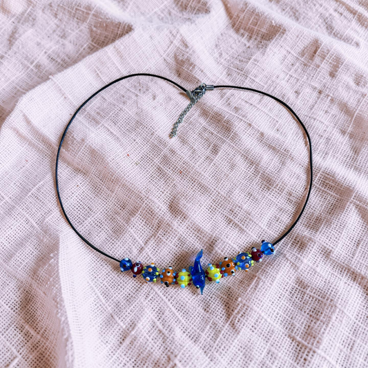 Handgefertigte Glasperlen Kette im Eisenzeit Stil – Lederband schwarz – Delfin Anhänger – 50 cm