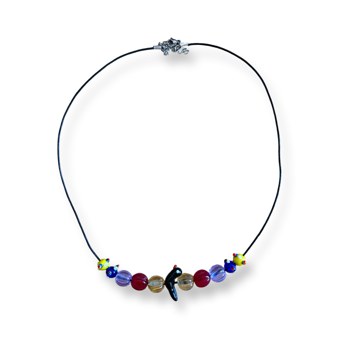 Handgefertigte Glasperlen Kette im Eisenzeit Stil – Lederband schwarz – Vogel Anhänger – 50 cm