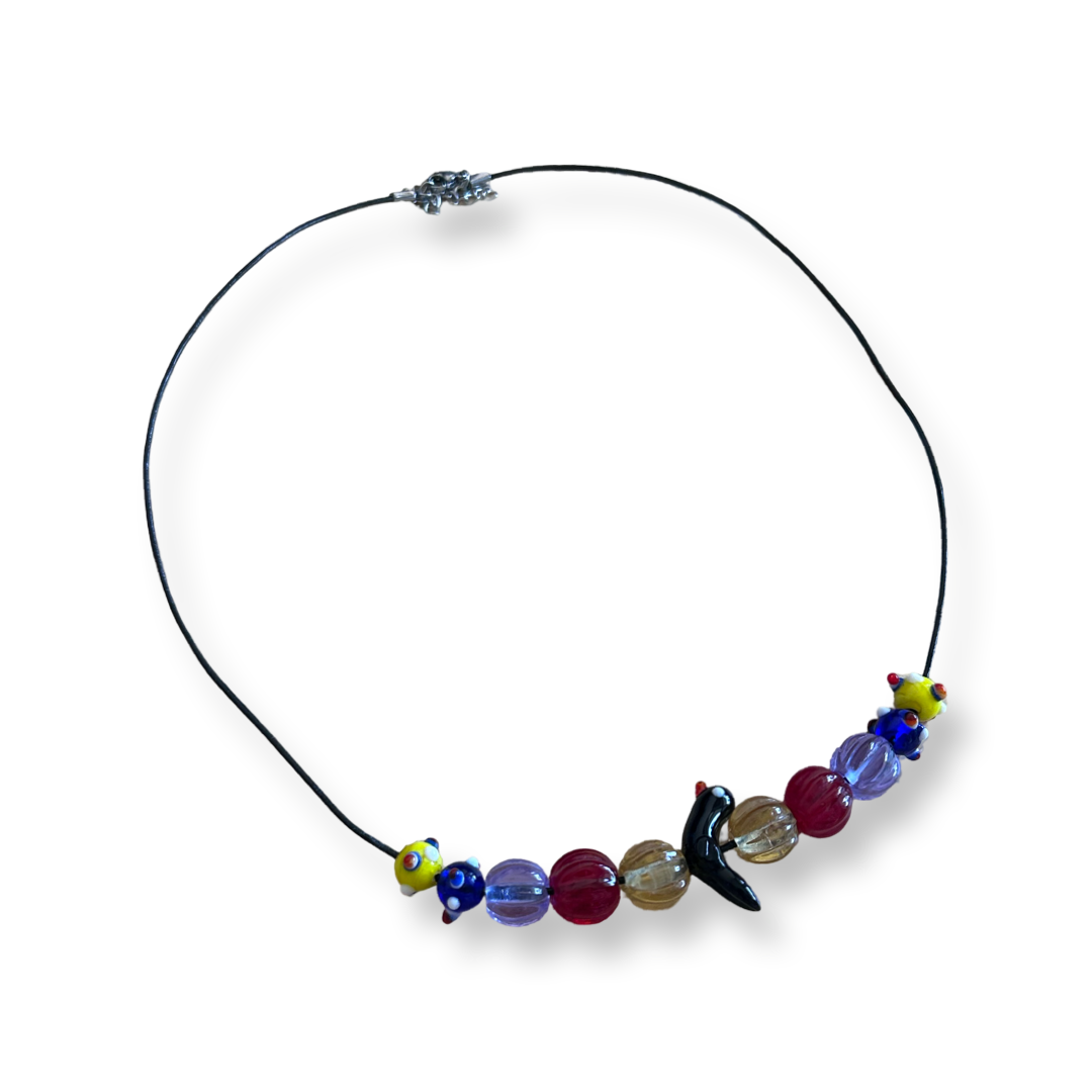 Handgefertigte Glasperlen Kette im Eisenzeit Stil – Lederband schwarz – Vogel Anhänger – 50 cm