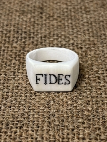 Römischer Ring mit Inschrift - handgefertigter Knochenring ''AMOR FIDES PIA PIVS''
