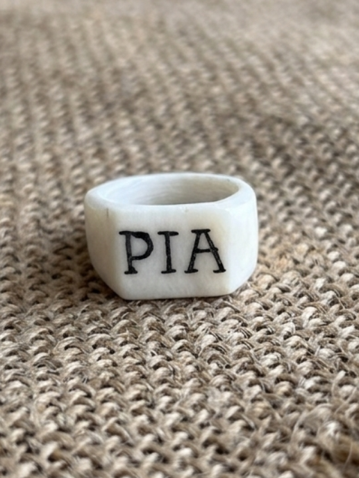 Römischer Ring mit Inschrift - handgefertigter Knochenring ''AMOR FIDES PIA PIVS''