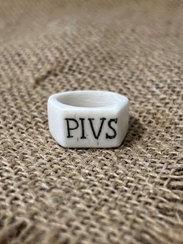 Römischer Ring mit Inschrift - handgefertigter Knochenring ''AMOR FIDES PIA PIVS''