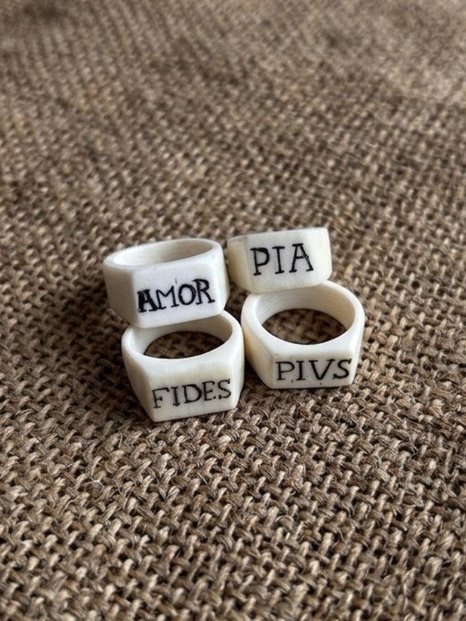 Römischer Ring mit Inschrift - handgefertigter Knochenring ''AMOR FIDES PIA PIVS''