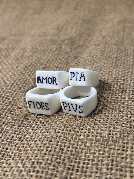 Römischer Ring mit Inschrift - handgefertigter Knochenring ''AMOR FIDES PIA PIVS''