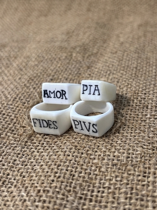 Römischer Ring mit Inschrift - handgefertigter Knochenring ''AMOR FIDES PIA PIVS''