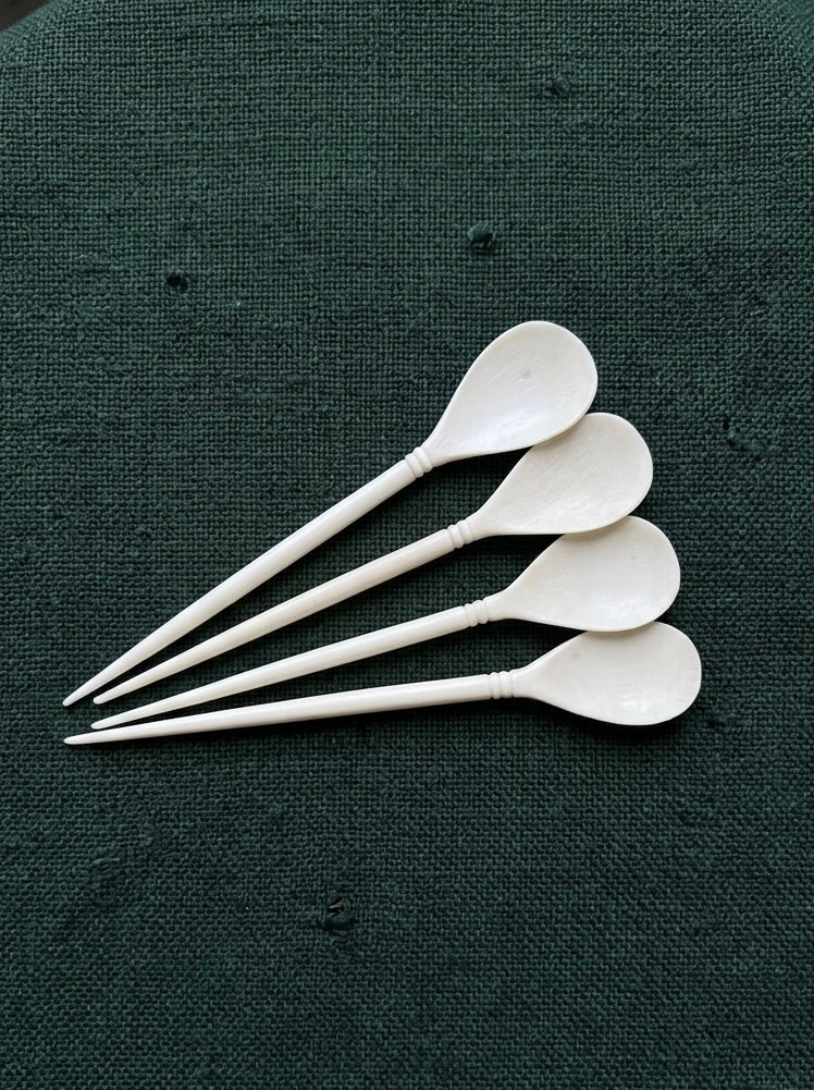 Knochenlöffel in generischer Form der Römerzeit und des Frühmittelalters, polierter Knochen, 16 x 3 cm.