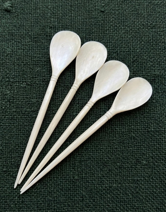 Knochenlöffel in generischer Form der Römerzeit und des Frühmittelalters, polierter Knochen, 16 x 3 cm.